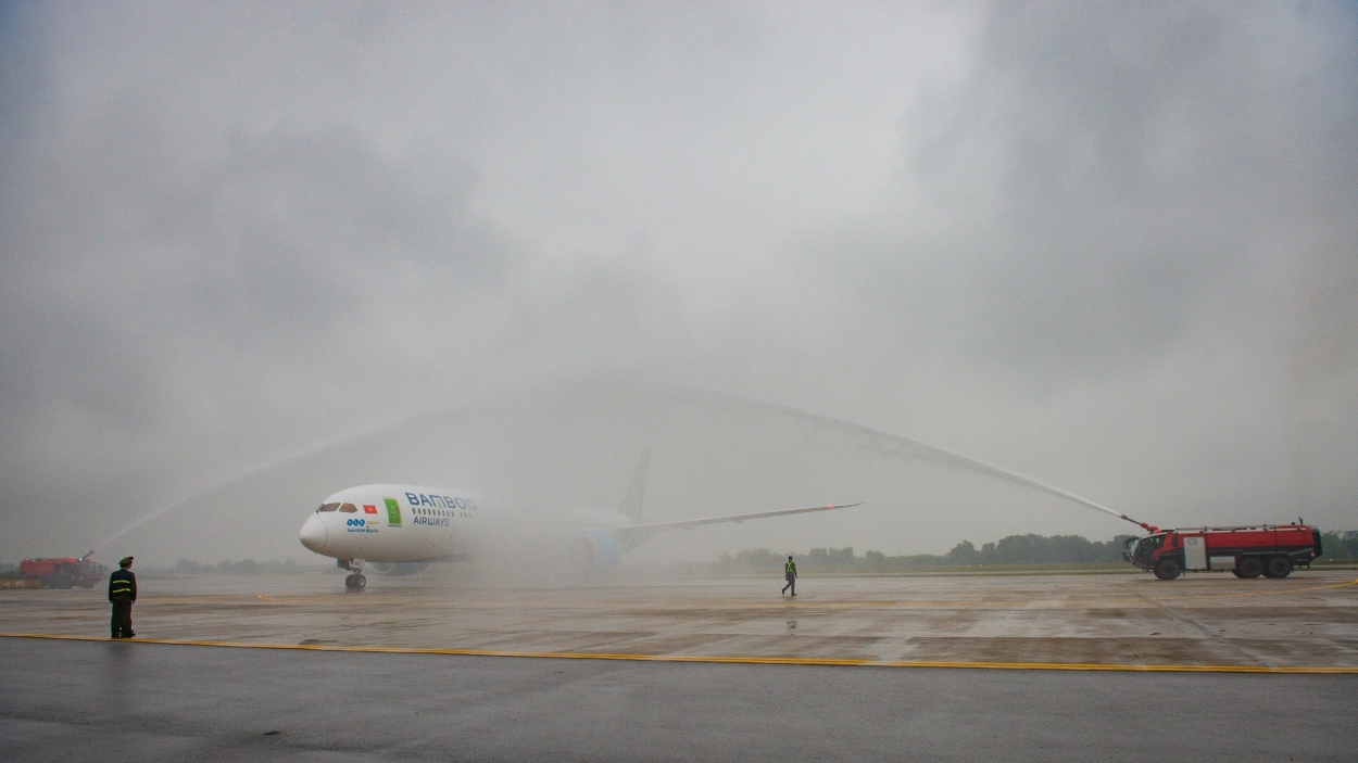 Lễ phun vòi rồng chào mừng máy bay thân rộng Boeing 787-9 Dreamliner của Bamboo Airways