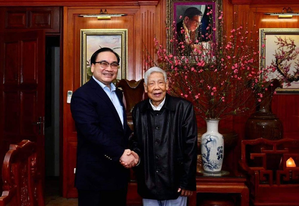Bí thư Thành ủy Hà Nội Hoàng Trung Hải thăm, chúc Tết nguyên Tổng Bí thư Lê Khả Phiêu.