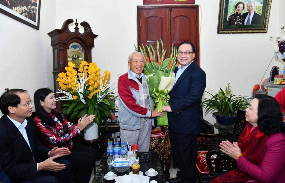 Bí thư Thành ủy Hà Nội Hoàng Trung Hải và đoàn công tác thăm, chúc Tết nguyên Chủ tịch Quốc hội Nguyễn Văn An.