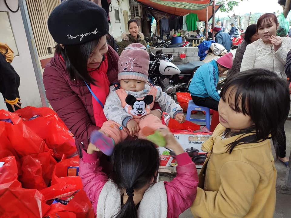 Xuân yêu thương đến với trẻ làng chài bãi Phúc Xá (Hà Nội)