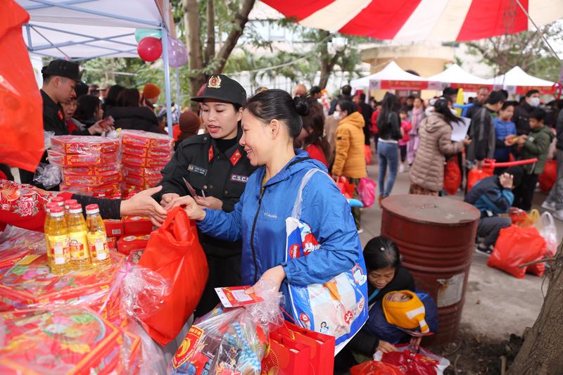 Phiên chợ 0 đồng: Tết ấm áp cho các gia đình bệnh nhi khó khăn