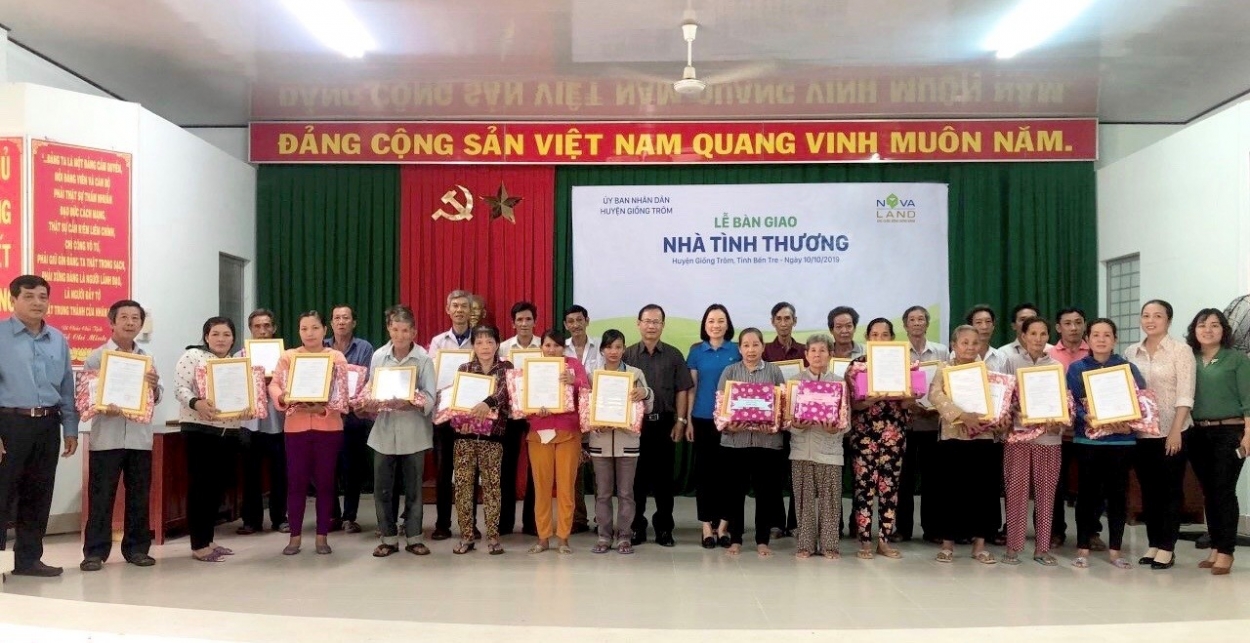 Lễ bàn giao nhà tình thương tại huyện Giồng Trôm, tỉnh Bến Tre đã được diễn ra trong niềm vui mừng và phấn khởi của lãnh đạo và người dân, đặc biệt là 25 hộ dân tại xã Phước Long, xã Xuân Phú. Chương trình do UBND huyện Giồng Trôm tổ chức phát động và được thực hiện từ nguồn kinh phí tài trợ 1 tỷ đồng từ Tập đoàn Novaland