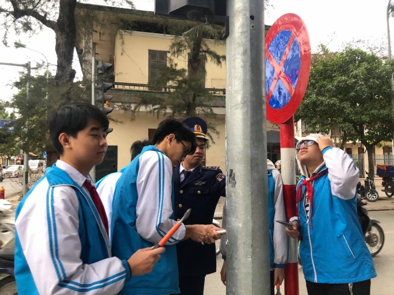 Đoàn viên, thanh niên quận Hà Đông ra quân vệ sinh môi trường