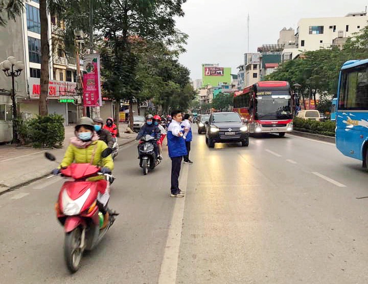 Thanh niên tình nguyện quận Long Biên tham gia phân luồng giao thông