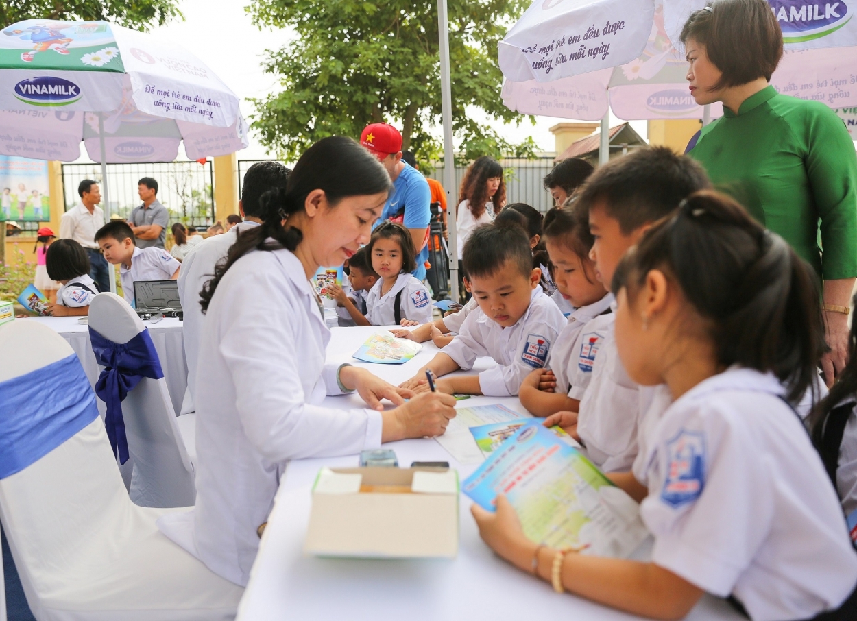 Tại các chương trình, các em học sinh được các bác sĩ của Trung tâm Tư vấn Dinh dưỡng Vinamilk trực tiếp khám và tư vấn dinh dưỡng miễn phí.