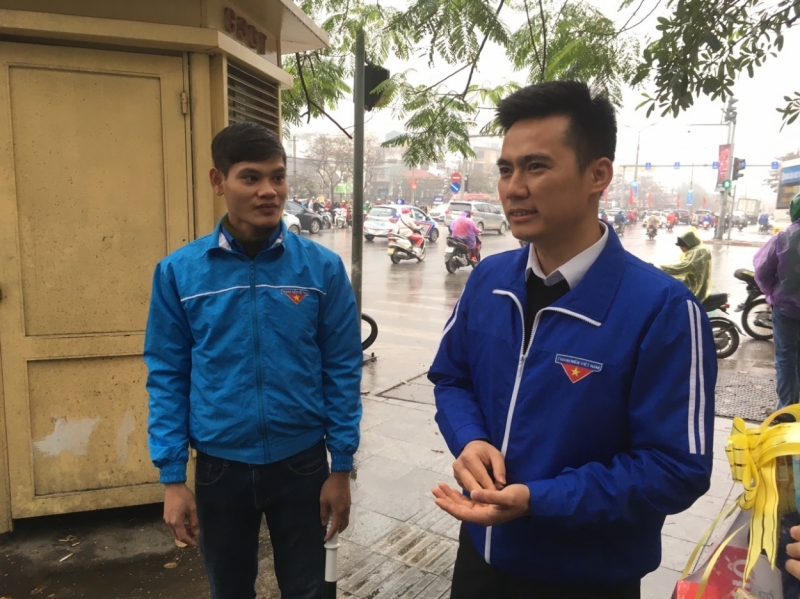Đồng chí Lý Duy Xuân, Phó Bí thư Thành đoàn Hà Nội thăm hỏi, động viên Đội hình “Giao thông xanh” của quận Hoàng Mai
