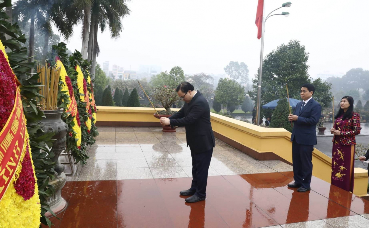 Các đồng chí lãnh đạo thành phố Hà Nội dâng hương hương tưởng nhớ các Anh hùng liệt sĩ và các bậc tiền bối