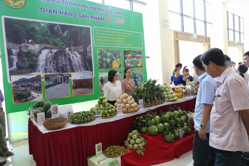 Gian hàng trưng bày sản phẩm OCOP của huyện Lục Nam tại Lễ tổng kết 10 năm thưc hiện Chương trình mục tiêu quốc gia xây dựng Nông thôn mới tỉnh Bắc Giang