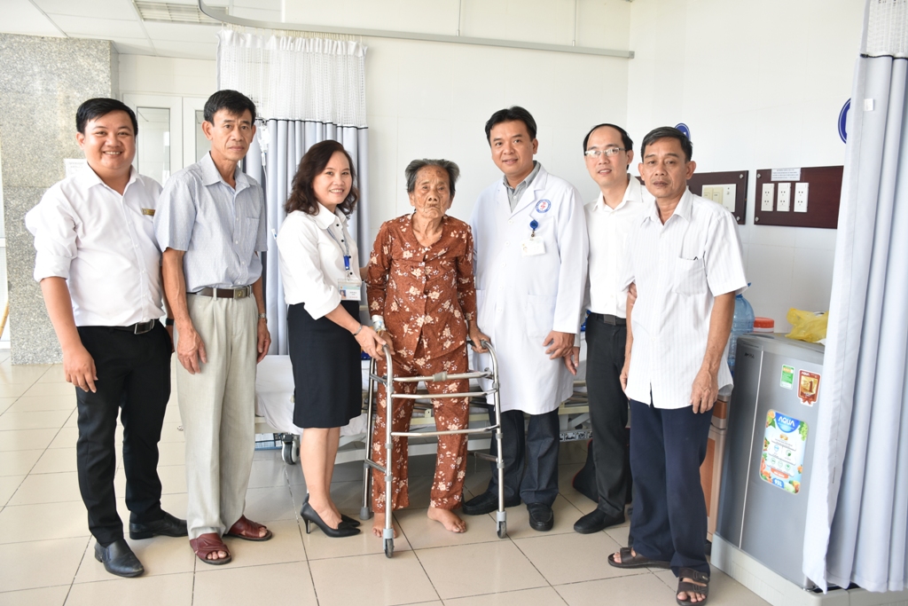 Bệnh viện đa khoa tỉnh Sóc Trăng: Phẫu thuật thay khớp háng thành công cho cụ bà 103 tuổi
