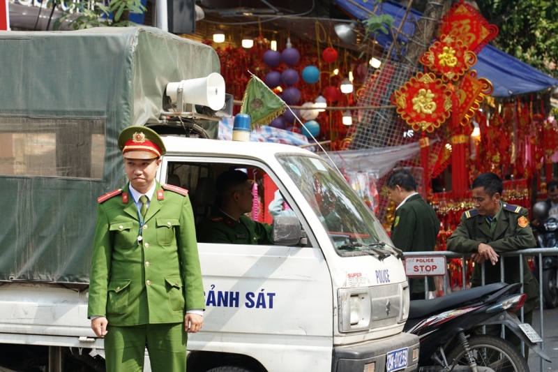 Chiến sỹ công an, đội tự quản của phường Hàng Mã giữ gìn an ninh trật tự tại các chốt