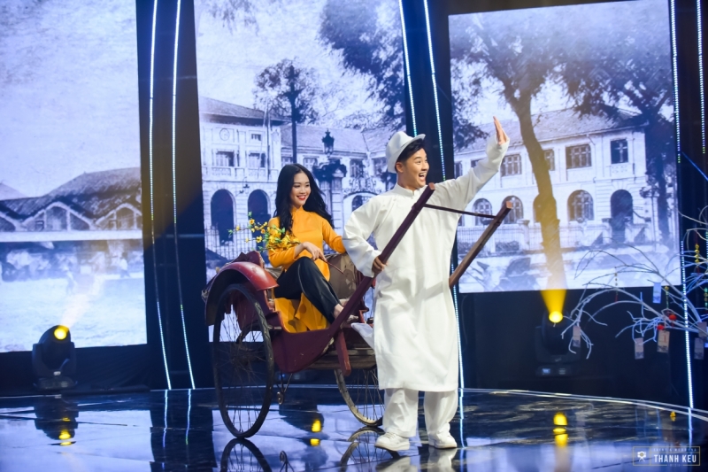 Ca sĩ Thanh Duy đảm nhận vai trò người dẫn chương trình cùng nhà báo Đặng Diễm Quỳnh trong chương trình