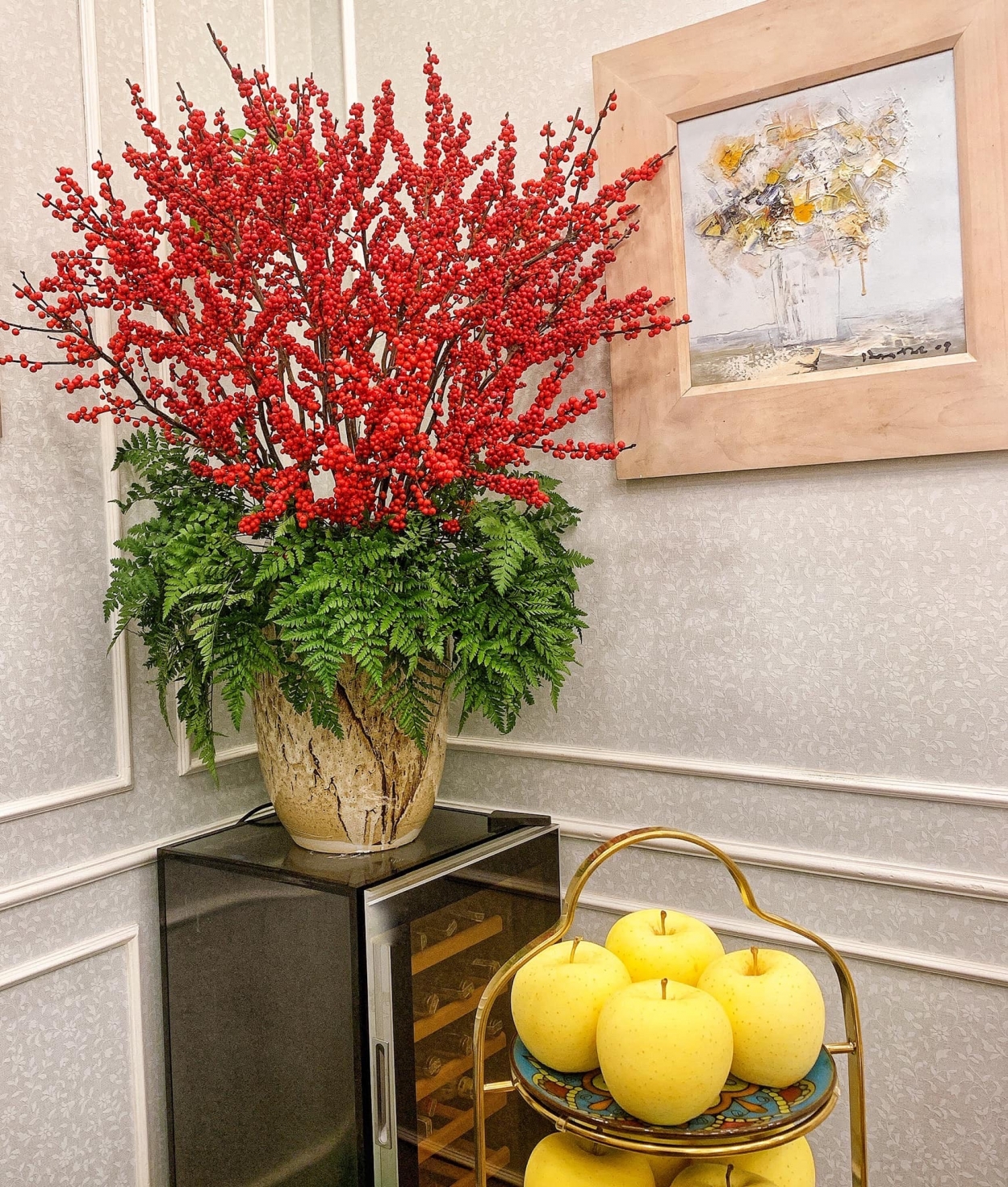 Nhiều gia đình bày biện nhà cửa đón Tết với những bình đào đông Hà Lan, mai Mỹ vàng rực