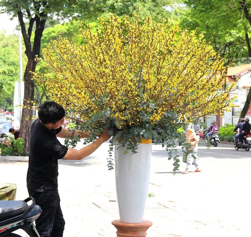 Đến tận chiều 30 Tết, các shipper (người vận chuyển hàng) vẫn làm việc tất bận với những đơn đặt hoa