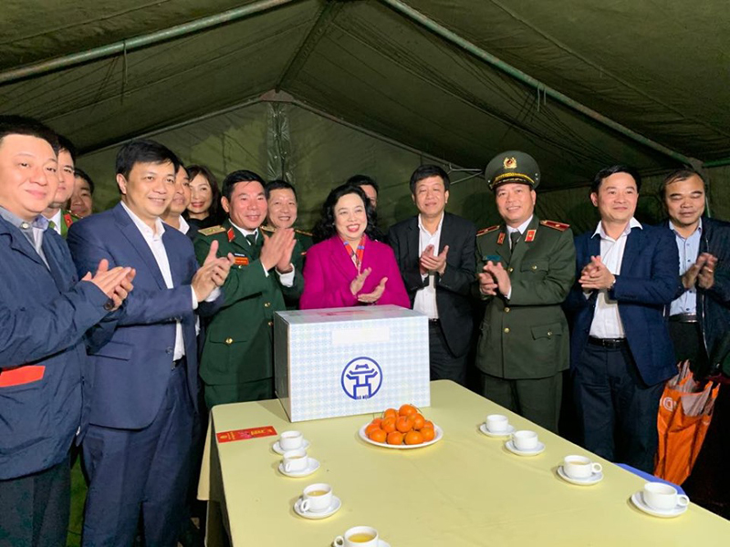 Phó Bí thư Thường trực Thành ủy Hà Nội chúc Tết các đơn vị làm nhiệm vụ trong đêm Giao thừa