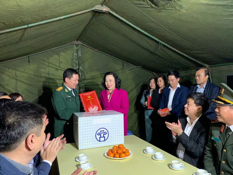 Đồng chí Ngô Thị Thanh Hằng, Phó Bí thư Thường trực Thành ủy Hà Nội trao quà cho đại diện đơn vị làm nhiệm vụ đêm Giao thừa