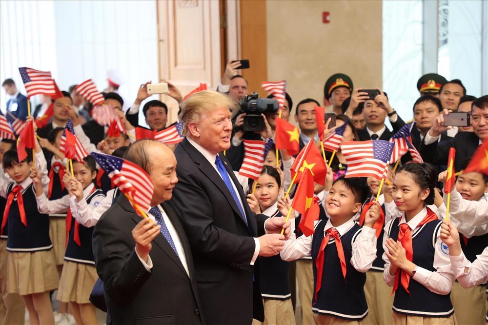 Học sinh trường THCS Nguyễn Du (quận Nam Từ Liêm, Hà Nội) tham gia đón Tổng thống Mỹ Donald Trump sang Việt Nam dự Hội nghị Thượng đỉnh Mỹ - Triều