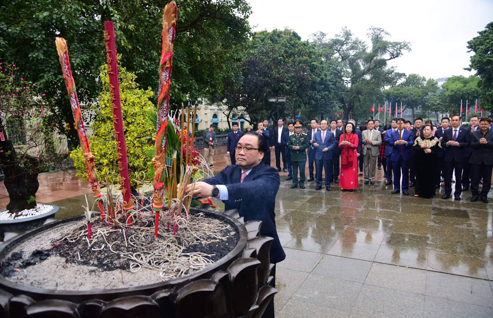 Bí thư Thành ủy Hà Nội Hoàng Trung Hải và các đồng chí lãnh đạo thành phố Hà Nội dâng hương tại Tượng đài vua Lý Thái Tổ