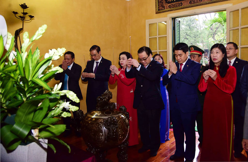 Các đồng chí lãnh đạo thành phố Hà Nội dâng hương tưởng niệm Chủ tịch Hồ Chí Minh tại Khu di tích Chủ tịch Hồ Chí Minh