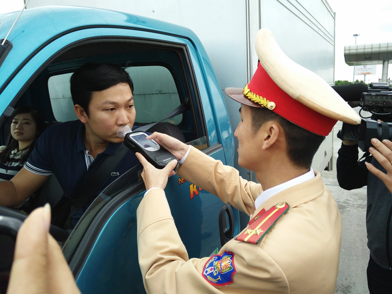 Khi bị Cảnh sát giao thông dừng xe kiểm tra nồng độ cồn trong ngày đầu năm mới Canh Tý, nhiều tài xế đã vui vẻ chấp hành yêu của tổ công tác