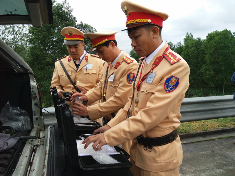 Tổ công tác thuộc Đội tuần tra kiểm soát số 2 (Cục Cảnh sát giao thông, Bộ Công an) triển khai làm nhiệm vụ tại trạm thu phí cao tốc Hà Nội - Hải Phòng - Quảng Ninh