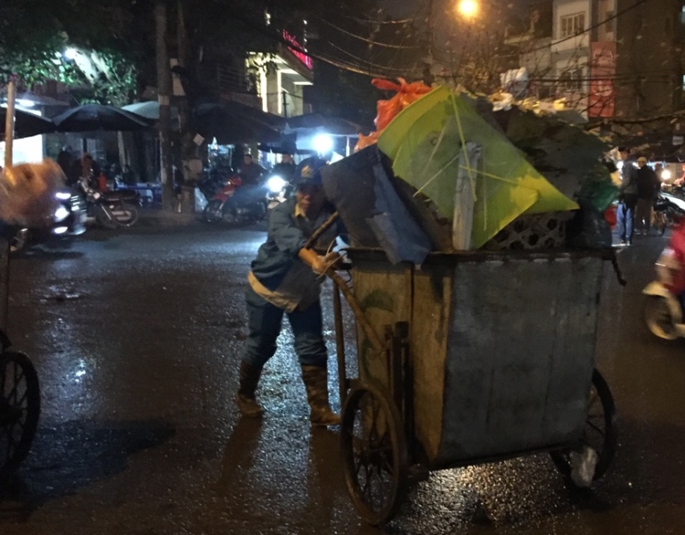 Công nhân vệ sinh môi trường miệt mài với công việc để đường phố sạch đẹp hơn