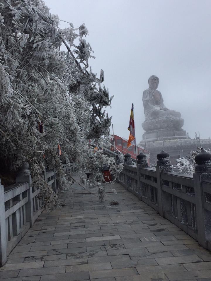 Trong sáng sớm ngày khai hội, băng giá đã xuất hiện trên đỉnh Fansipan đón chào lễ hội Khèn hoa - Hội xuân mở cổng trời.