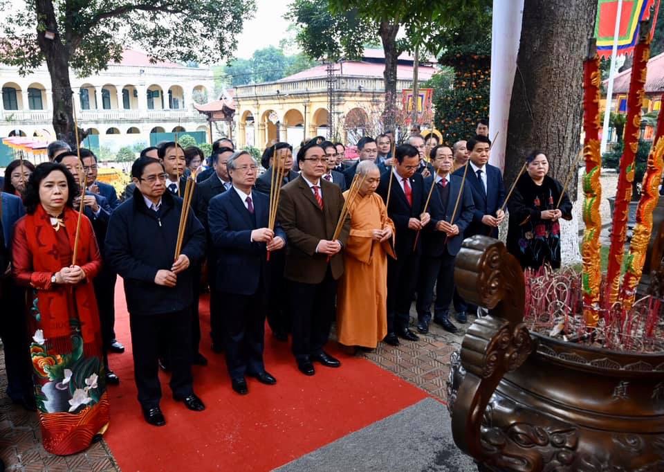 Lãnh đạo Trung ương và thành phố Hà Nội dâng hương tại Hoàng thành Thăng Long