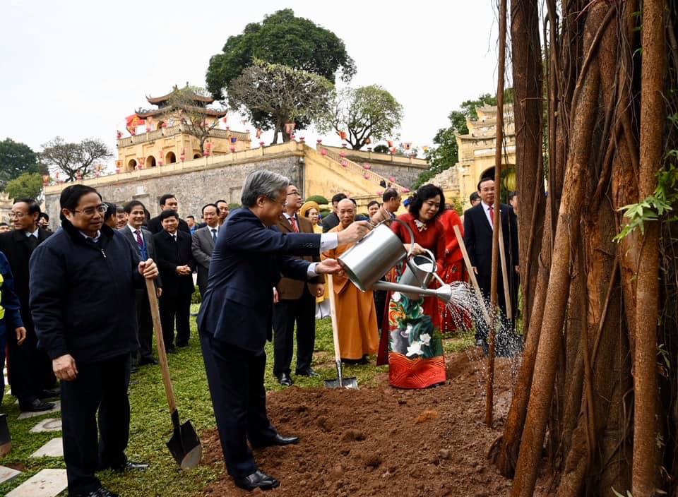 Các đồng chí lãnh đạo Trung ương và thành phố Hà Nội trồng cây lưu niệm tại Hoàng thành Thăng Long.