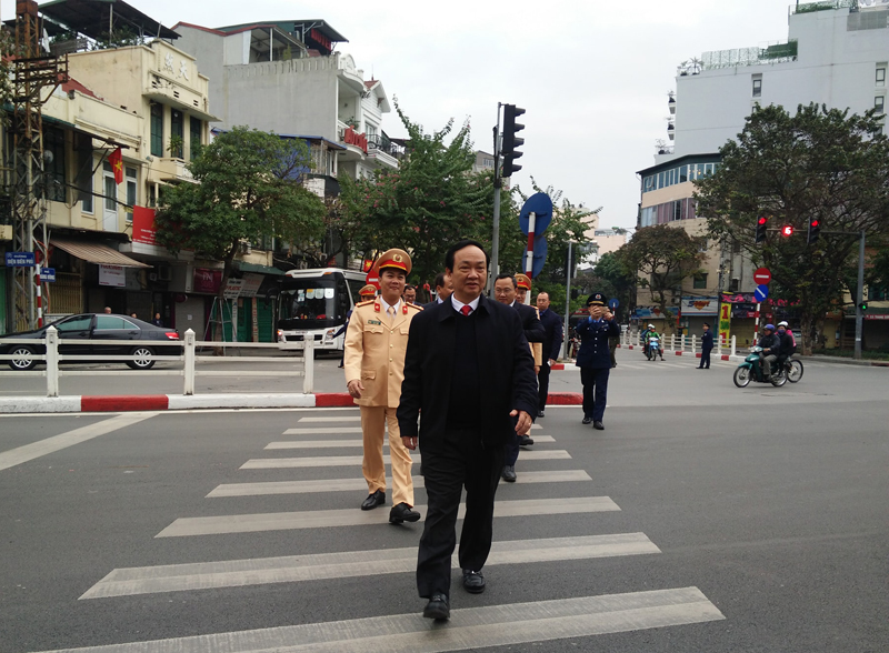 Sau lễ phát động ra quân, đồng chí Nguyễn Thế Hùng cùng lãnh đạo các đơn vị đã đi kiểm tra, động viên CBCS làm nhiệm vụ đảm bảo ATGT tại một số chốt giao thông trong nội thành