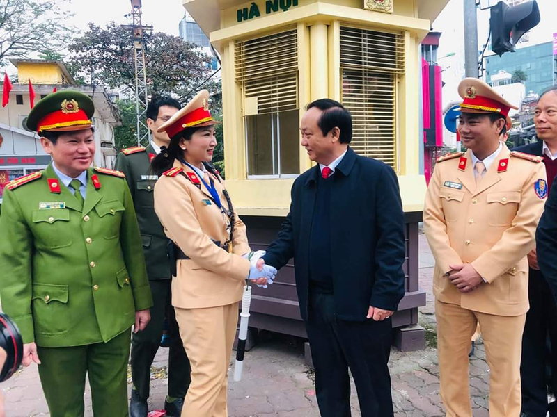 Đồng chí Nguyễn Thế Hùng thăm hỏi, động viên các chiến sỹ đang làm nhiệm vụ tại chốt giao thông Hàng Bông – Cửa Nam