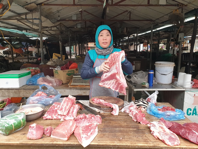 Thịt lợn tăng từ 160.000 đồng lên 180.000 đồng mỗi kg khiến nhiều công nhân trẻ lo lắng