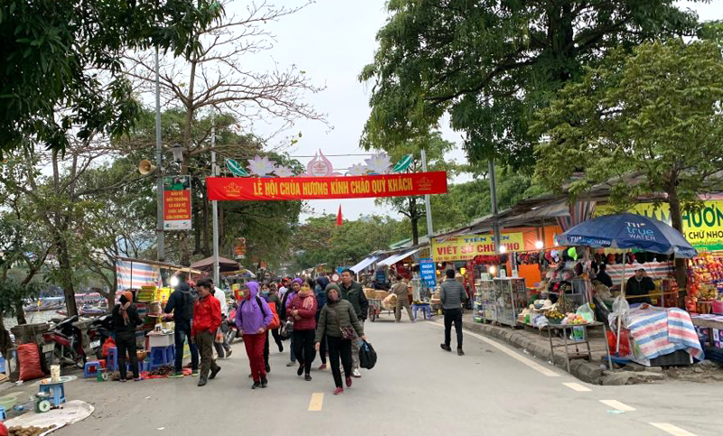 Chiều mùng 5 Tết Nguyên đán Canh Tý (29/1/2020) hàng vạn du khách tấp nập đổ về chùa Hương trước ngày khai hội