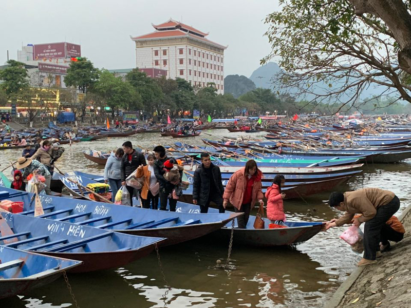 Từng đoàn du khách về bến sau chuyến du xuân, tham quan thắng cảnh chùa Hương