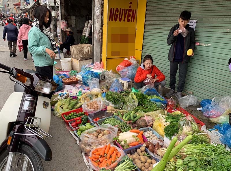 Sau kỳ nghỉ Tết Nguyên đán Canh Tý, giá các loại thực phẩm, rau xanh tại các chợ đầu mối, chợ truyền thống trên địa bàn Hà Nội tăng khá cao