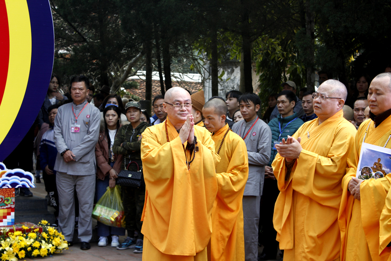 Thượng tọa Thích Minh Hiền, Trụ trì chùa Hương cùng các tăng ni, phật tử dự khai hội chùa Hương