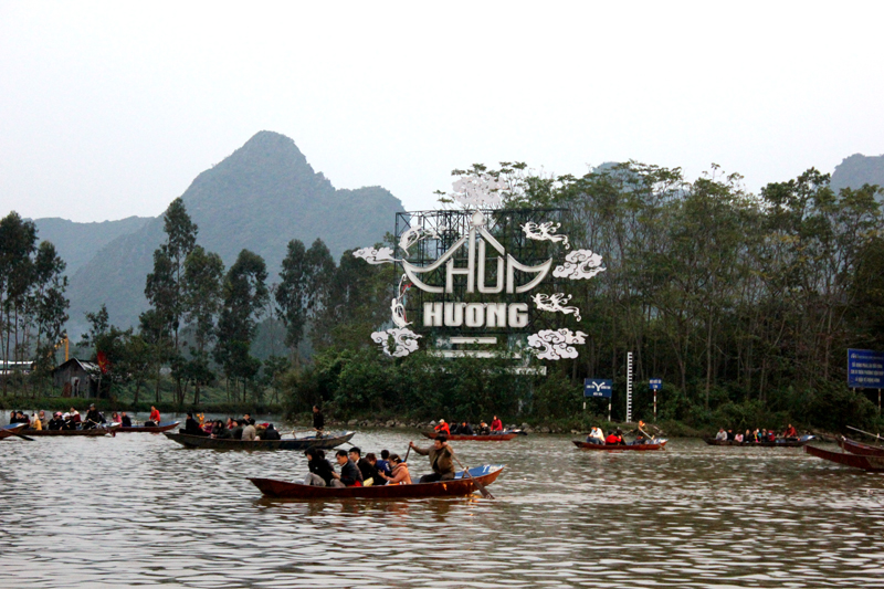 Ngay từ chiều ngày 29/1 (mùng 5 Tết Canh Tý) hàng vạn du khách đã nô nức xuống thuyền vào chùa Hương dự lễ khai hội