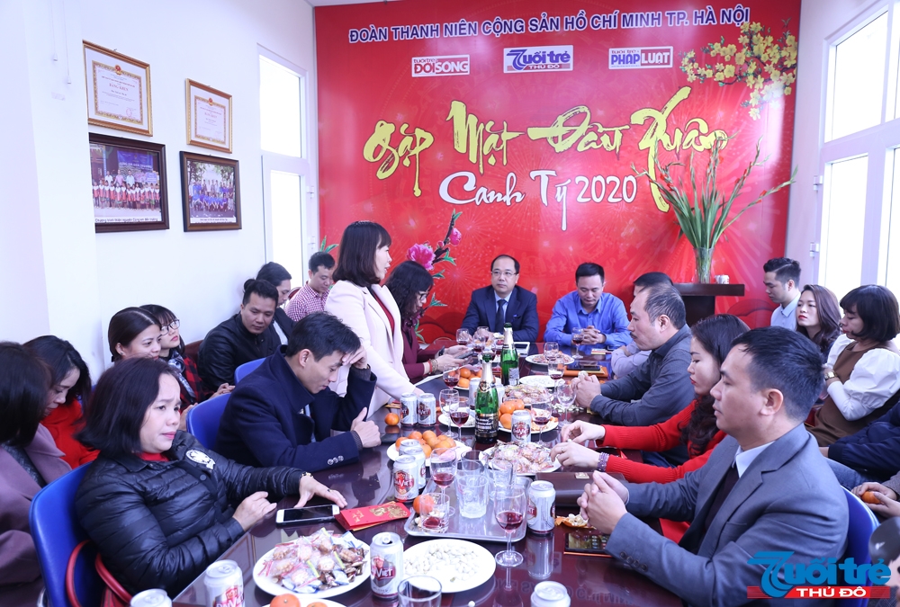 Cán bộ phóng viên báo Tuổi trẻ Thủ đô chia sẻ tại buổi gặp mặt đầu Xuân