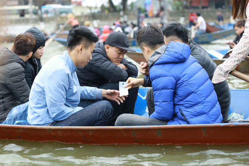 Nhóm du khách vô tư chơi bài ngay trên thuyền đi từ suối Yến tiến vào chùa Hương