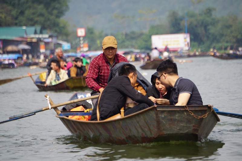 Tình trạng chơi bài trên thuyền vào chùa Hương diễn ra trên nhiều chuyến đò