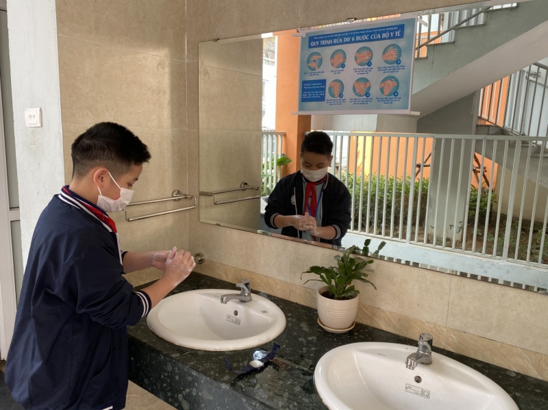 Học sinh trường THCS Thanh Xuân Trung chủ động rửa tay đúng cách sau mỗi giờ ra chơi