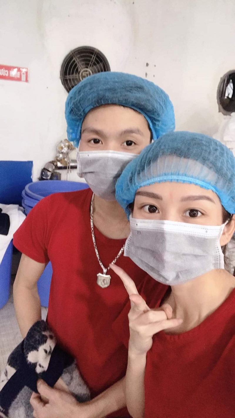 Các bạn trẻ nơi công sở đeo khẩu trang để phòng chống dịch bệnh do virus corona