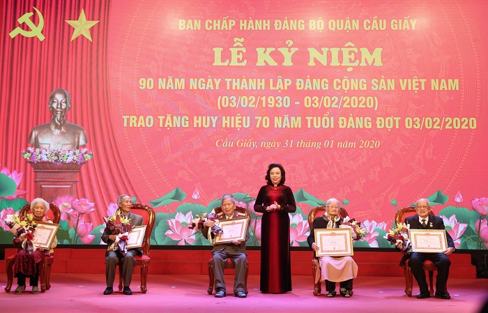 Phó Bí thư Thường trực Thành ủy trao Huy hiệu 70 năm tuổi Đảng tại Cầu Giấy