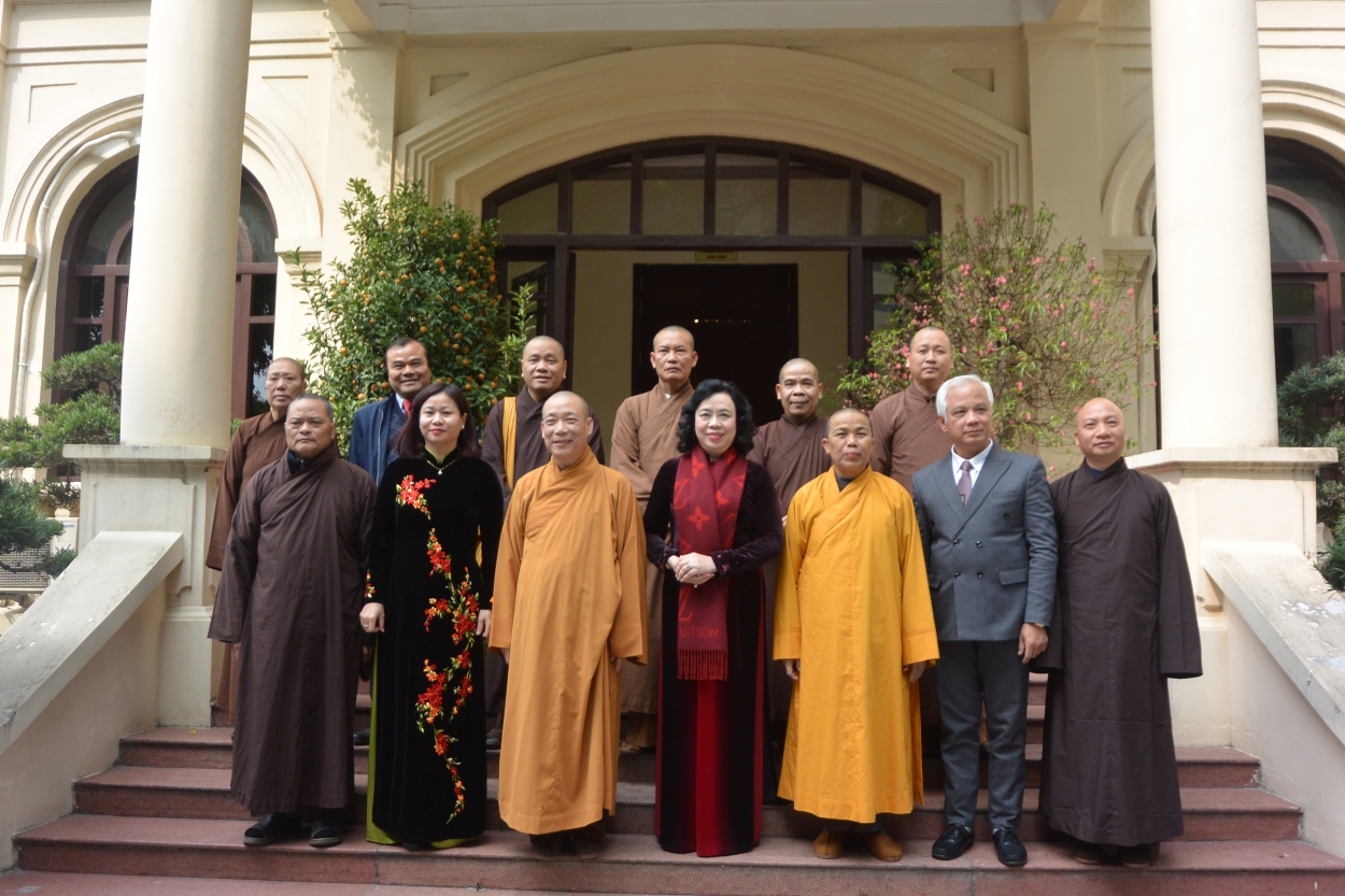 Lãnh đạo TP Hà Nội chụp ảnh lưu niệm với đoàn đại biểu Ban Trị sự Giáo hội Phật giáo Việt Nam thành phố Hà Nội