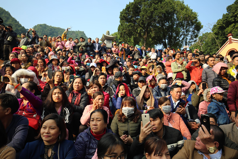 Việc đeo khẩu trang khi đến nơi đông người sẽ phòng tránh sự lây lan của virus corona (ảnh chụp tại Lễ khai hội chùa Hương xuân Canh Tý 2020)