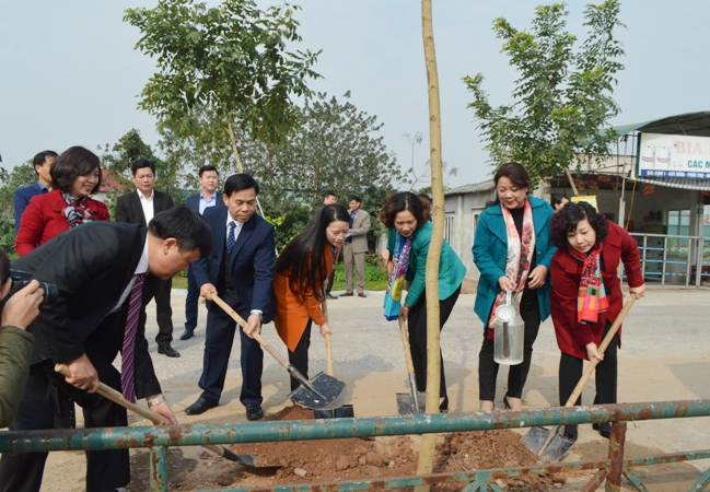 Hội Liên hiệp Phụ nữ thành phố phát động Tết trồng cây tại đền Hát Môn