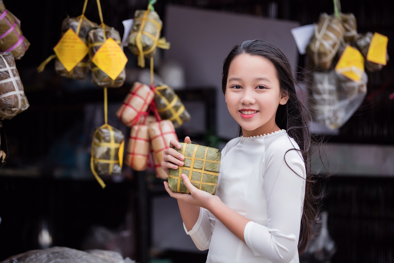 Bùi Hà My tinh khôi trong tà áo dài trắng du xuân cùng gia đình