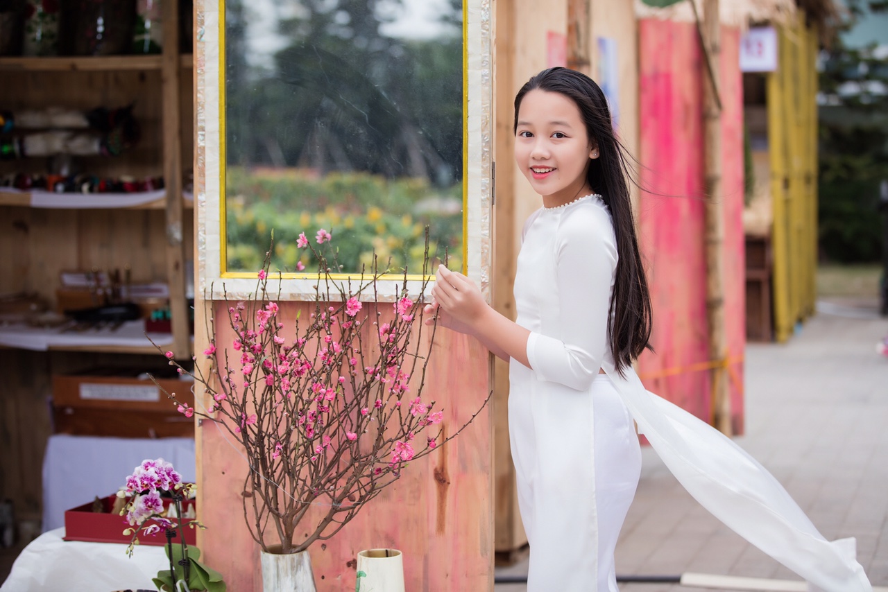 Bùi Hà My tinh khôi trong tà áo dài trắng du xuân cùng gia đình