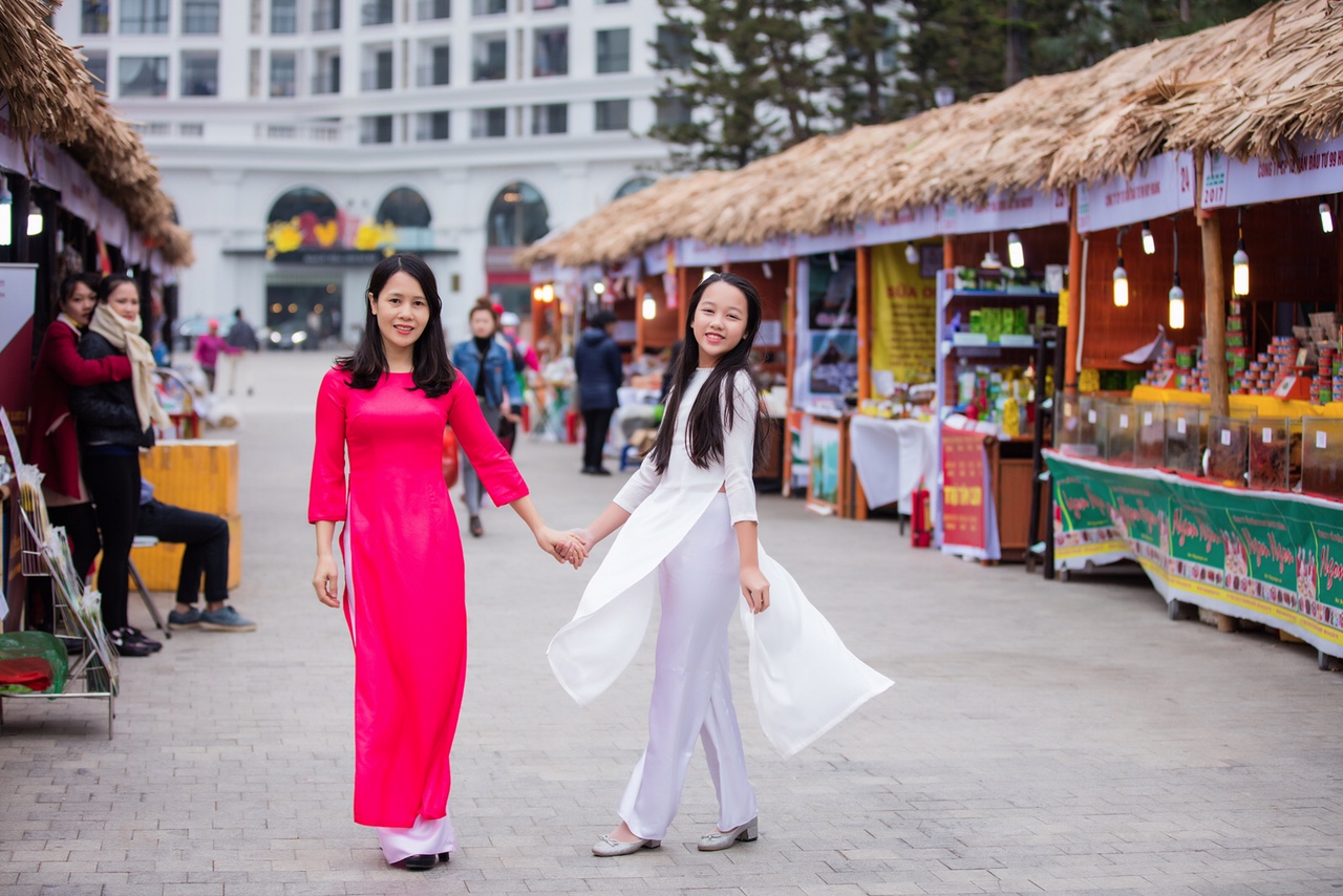 Bùi Hà My tinh khôi trong tà áo dài trắng du xuân cùng gia đình