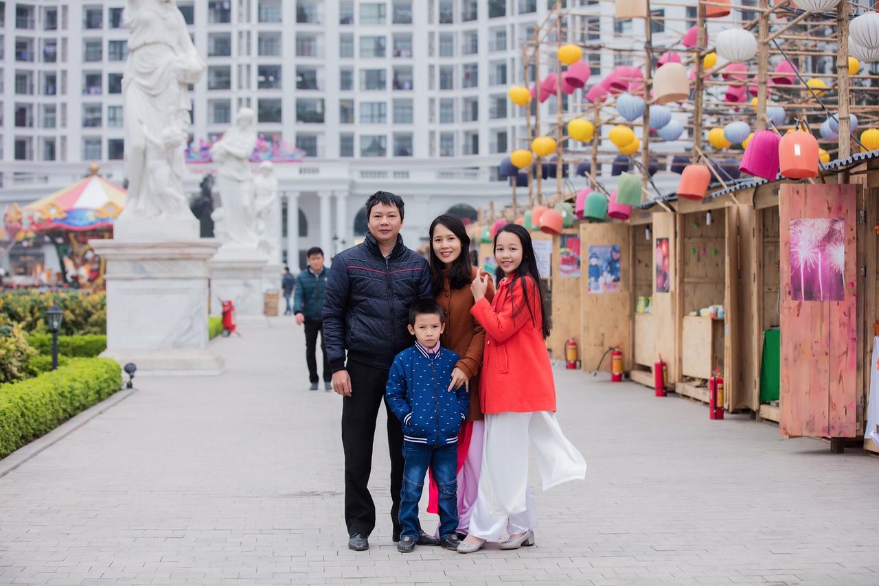 Bùi Hà My tinh khôi trong tà áo dài trắng du xuân cùng gia đình