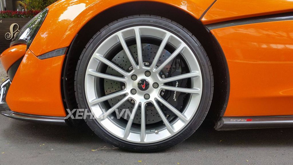 McLaren 570S vàng cam rực rỡ 